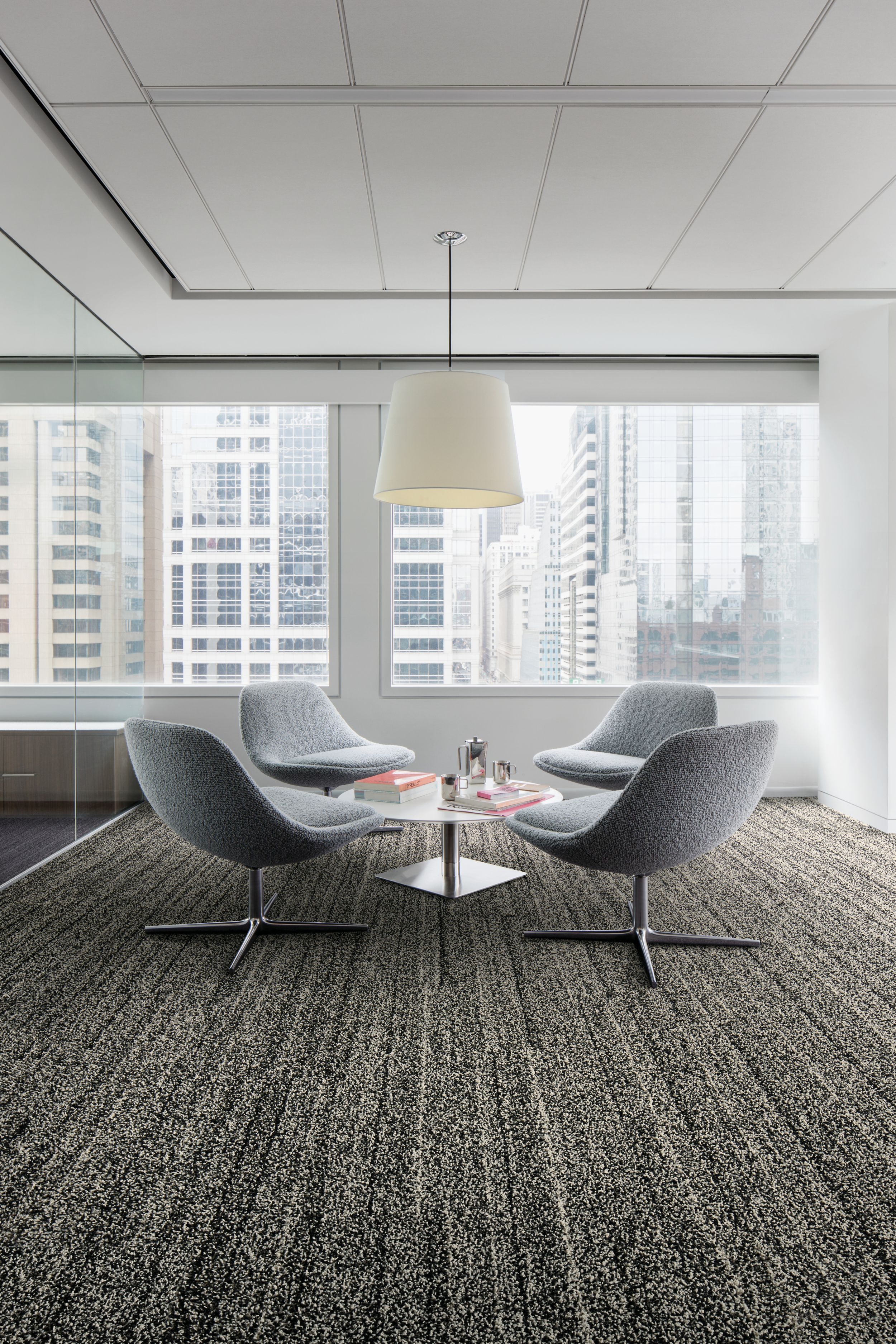 Interface Overedge plank carpet tile with fabric chairs around round table imagen número 2